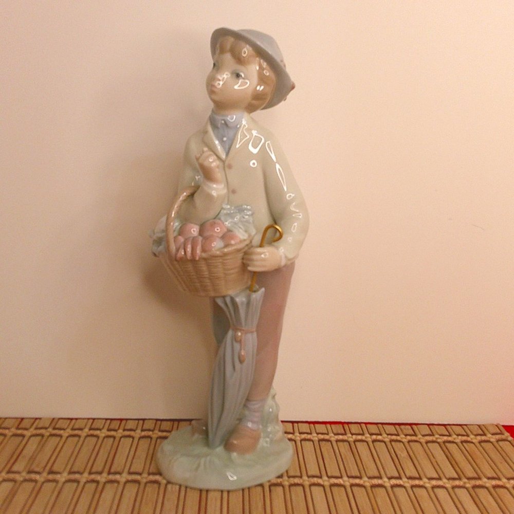 Lladro Porcelain Figurine The Little Gardener 4726 - MISSING FINGER